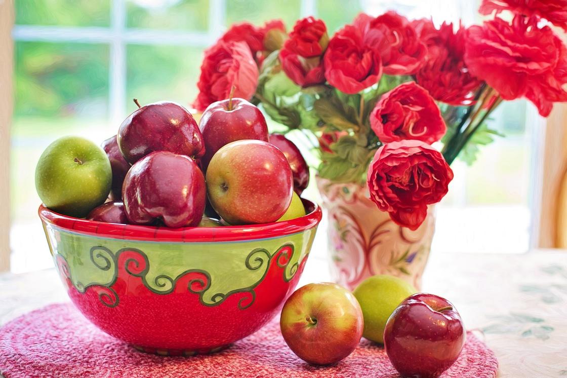 Натюрморт из яблок и цветов
