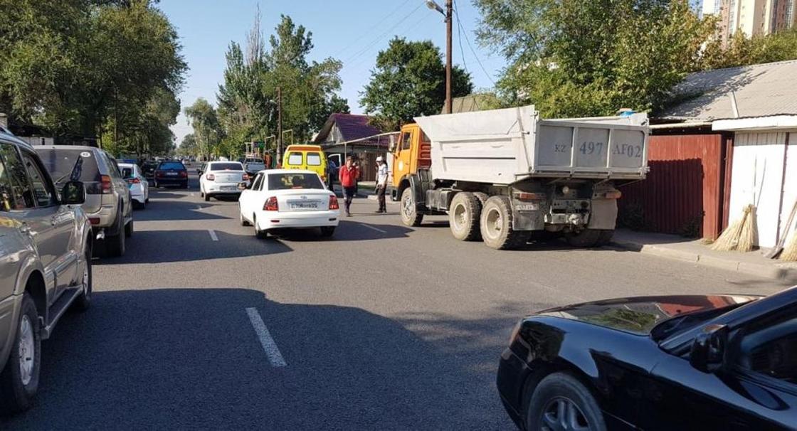 Работника коммунальной службы сбила легковушка в Алматы