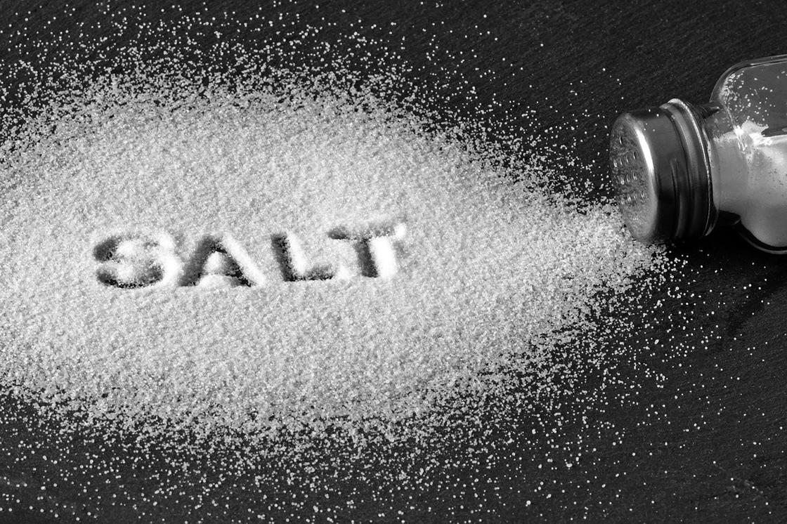 Баночка с солью и рассыпанная соль с надписью «Salt»