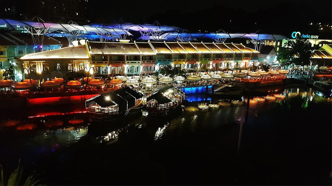 Вид на ночную набережную Клар-Ки в Сингапуре