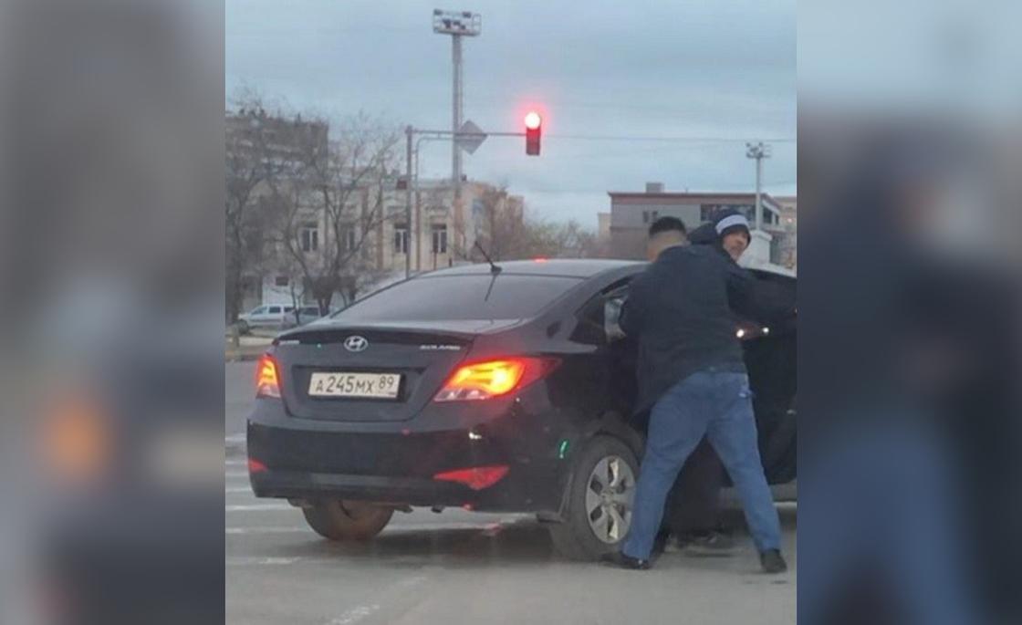 Видео с "похищением" человека посреди дороги прокомментировали полицейские