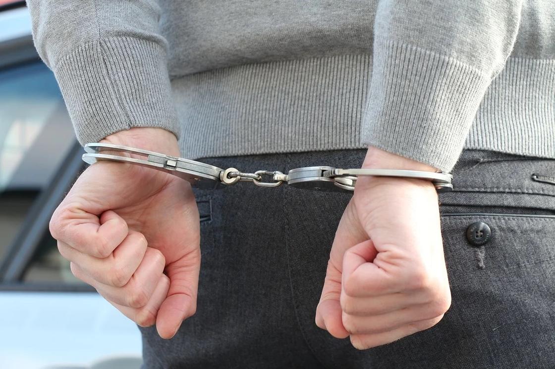 Задержанный повесился, пока полицейский обедал в Атырау
