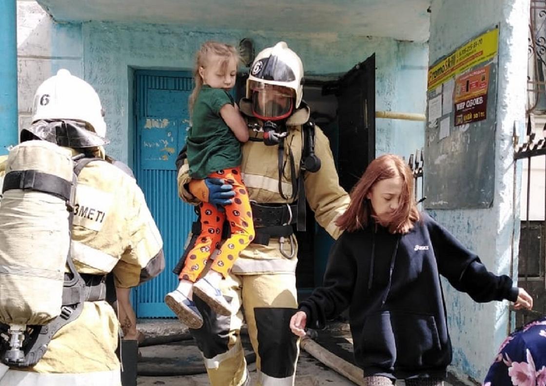 Пожарный вынес младенца из горящей квартиры в Костанае (фото)