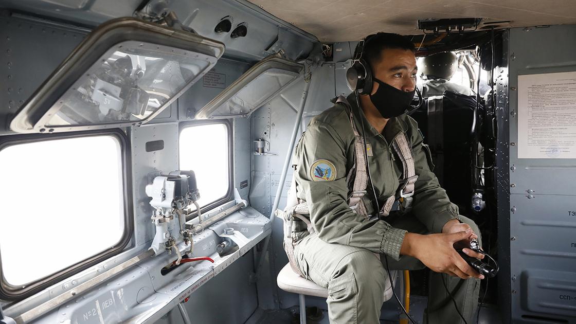 Инструктор сидит в вертолете МИ-35