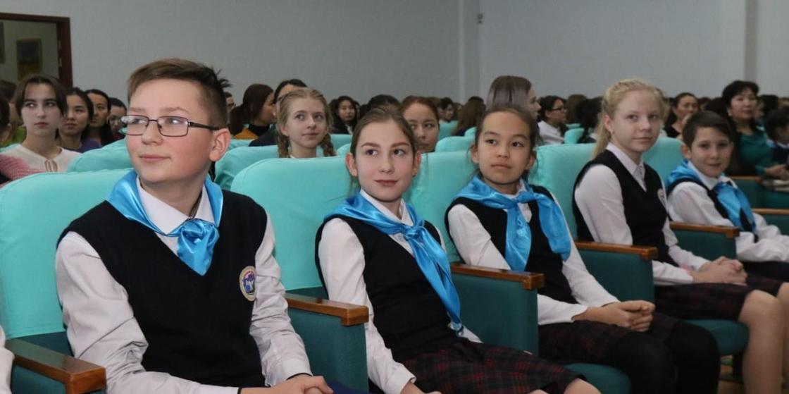 За лучшие эссе на латинице школьники получили гаджеты в Павлодаре