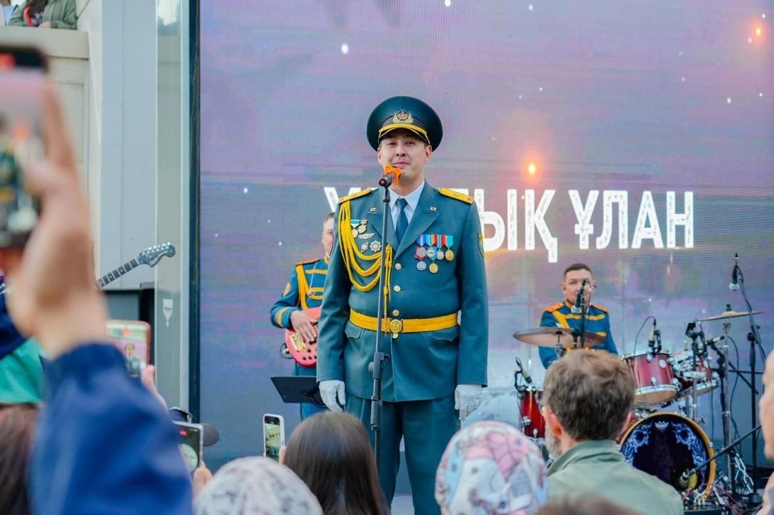 Оркестр Национальной гвардии выступает на столичном Арбате в честь 7 мая