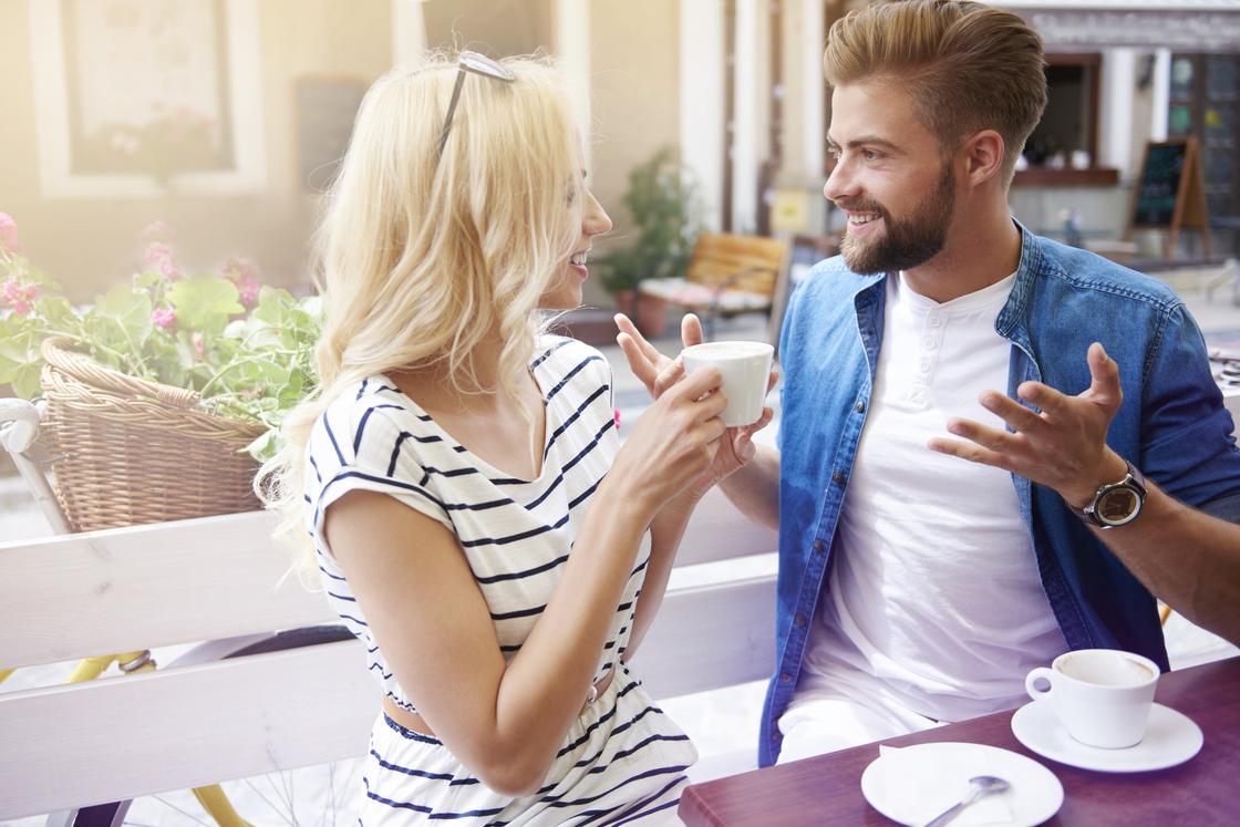 Мужчина и женщина пьют кофе и общаются