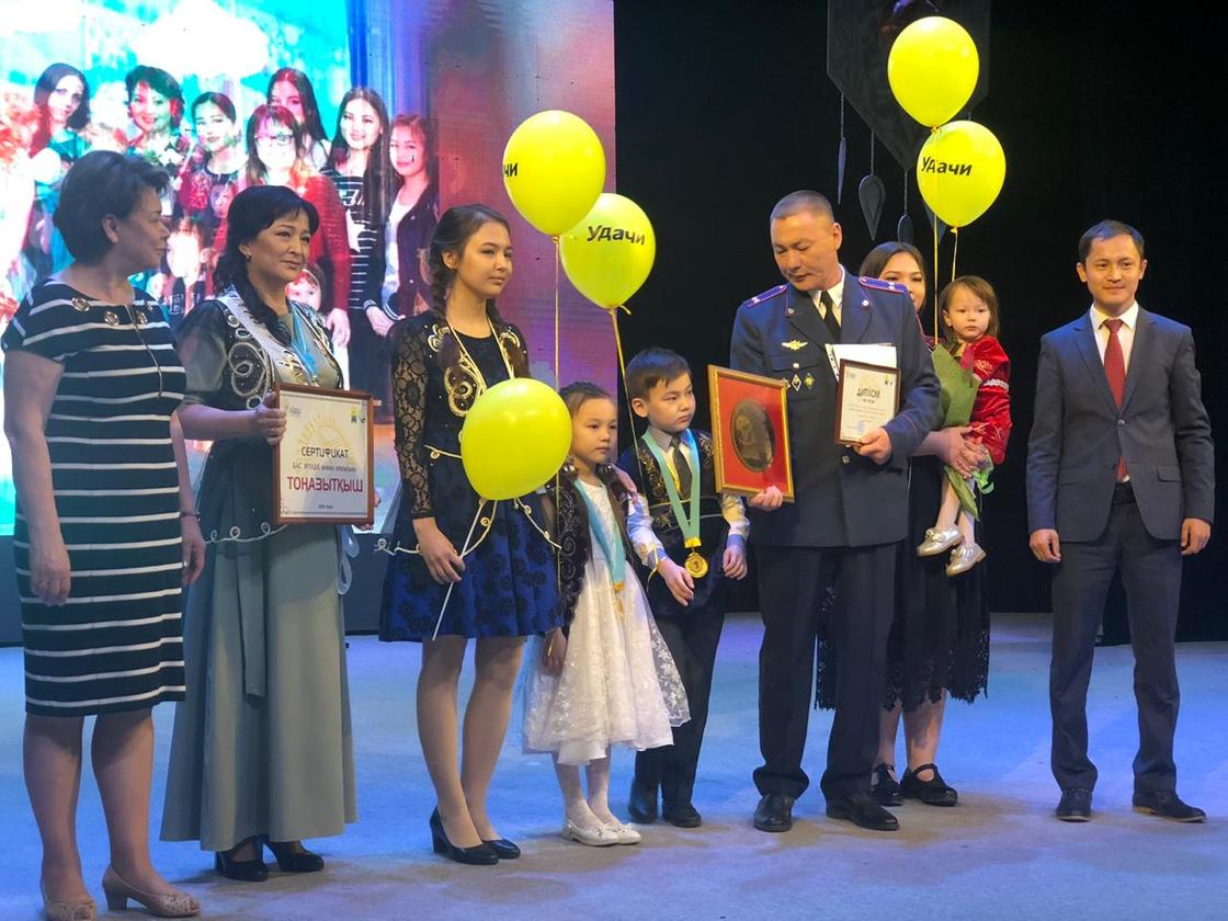 Многодетная семья стала победителями конкурса «Мерейлі отбасы» в Уральске