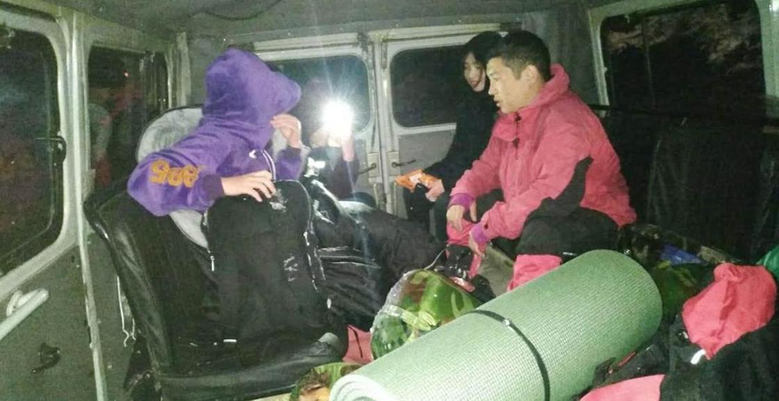 Три девушки застряли в горах Алматы из-за снегопада (фото)
