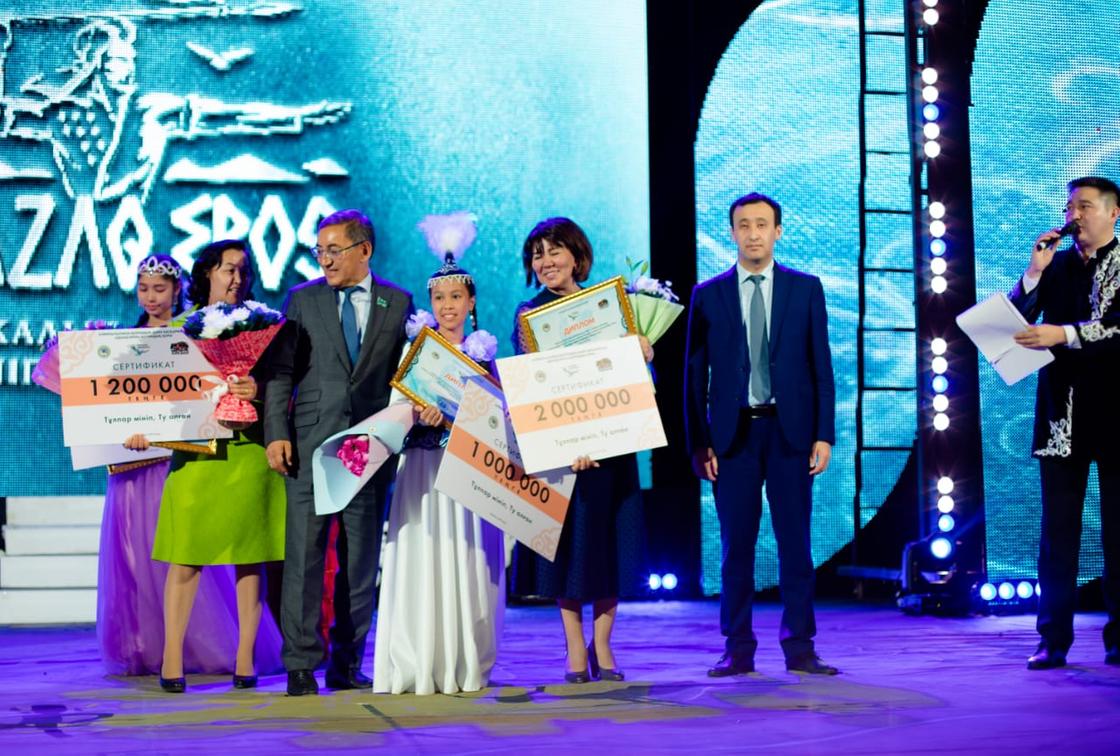"Тұлпар мініп, ту алған": Алматыда жыр жаттаған оқушылар арасындағы байқау мәресіне жетті