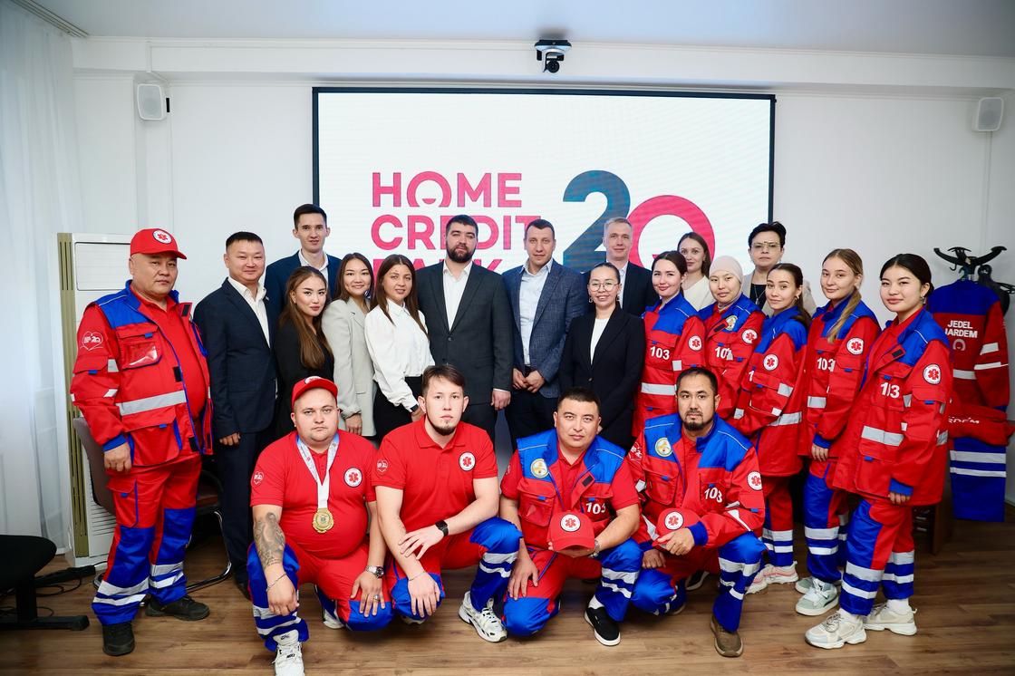 Home Credit Bank Қостанайдағы жедел жәрдем қызметкерлеріне 614 дана униформа табыстады