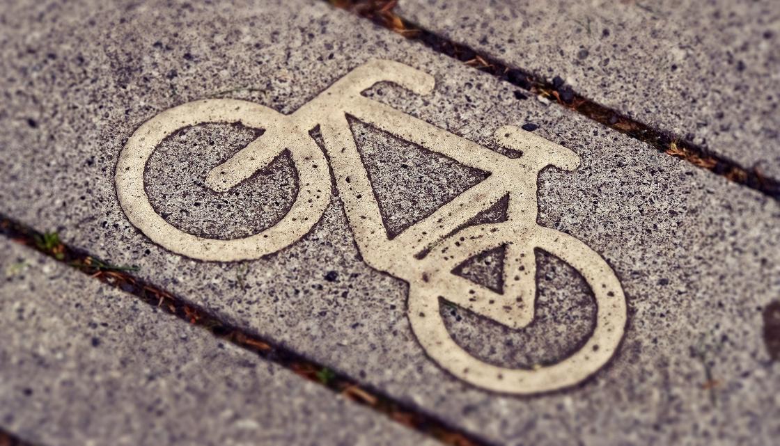 Женщина погибла, не справившись с управлением велосипедом в Костанае
