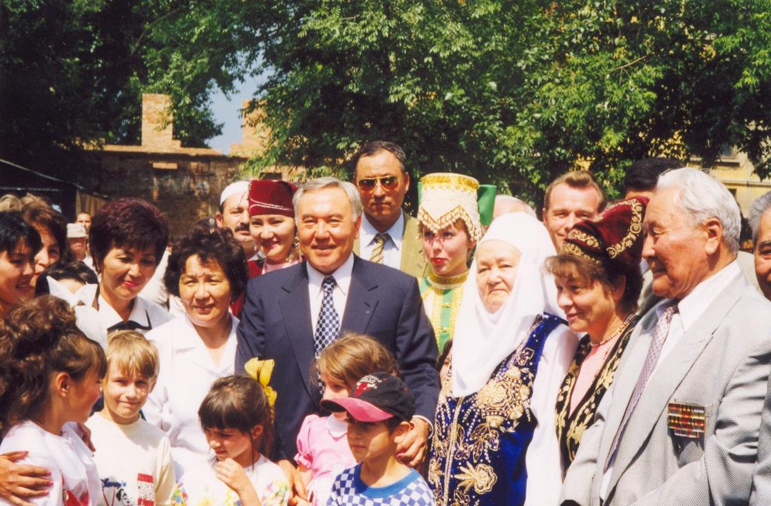 Нурсултан Назарбаев в окружении людей
