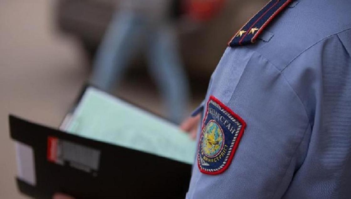Лжеполицейский вымогал деньги у администратора гостиницы в Талдыкоргане Лжеполицейский вымогал деньги у администратора гостиницы в Талдыкоргане