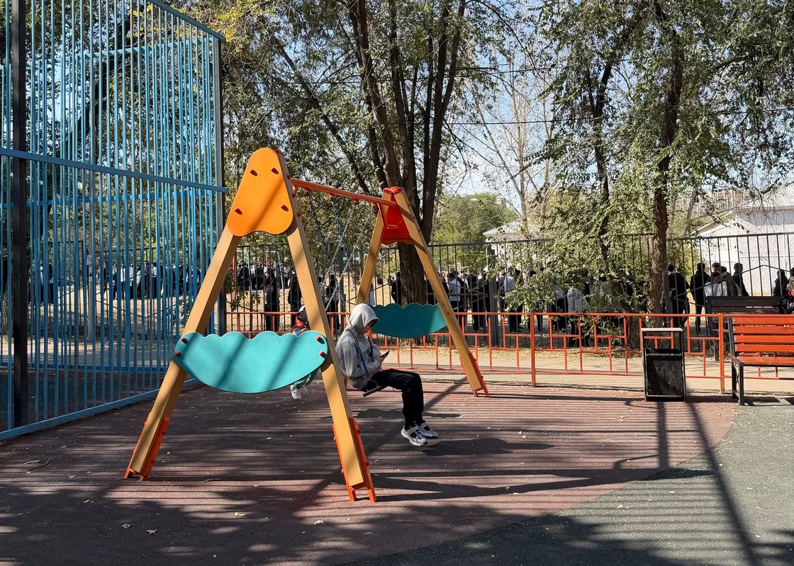 Люди эвакуировались на улицу