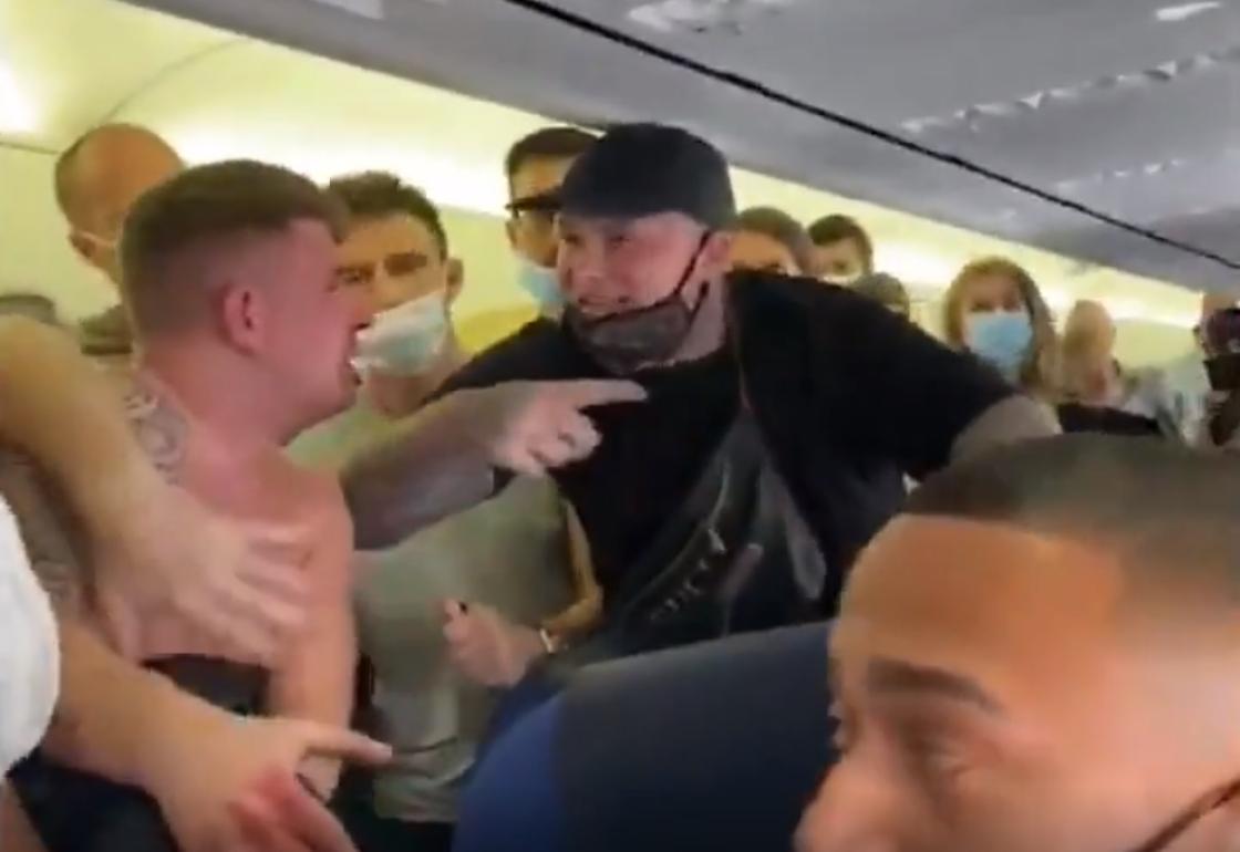 В самолете, летящем на Ибицу, пассажиры подрались из-за маски (видео)