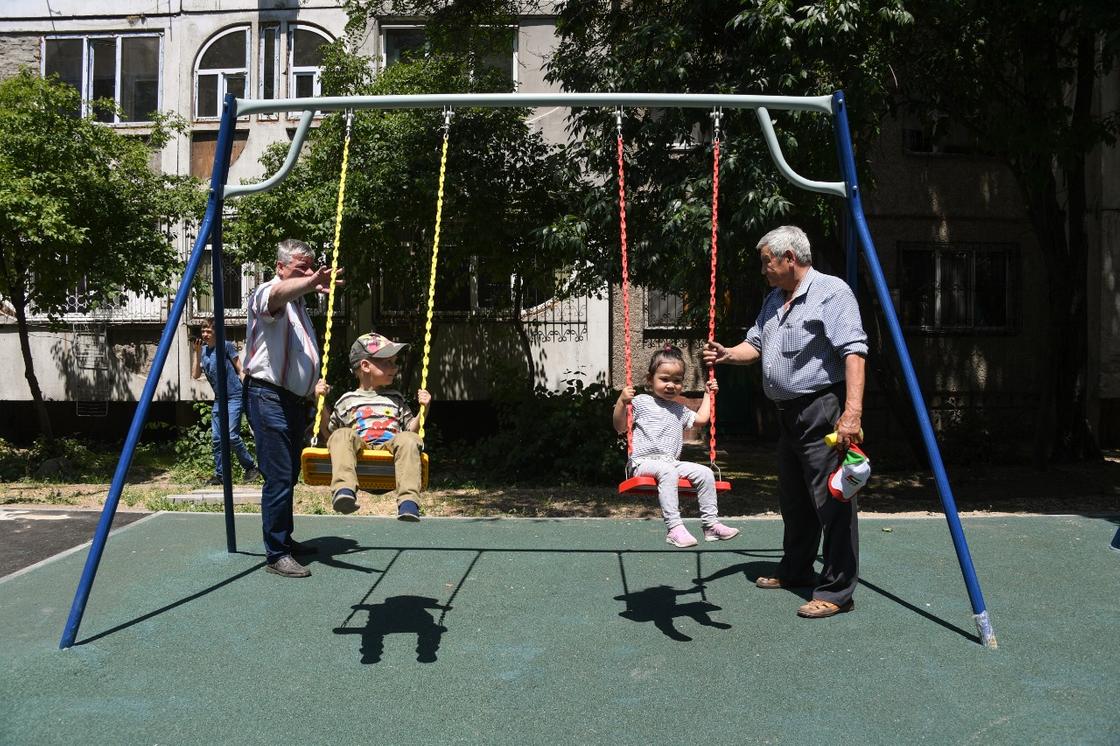 "Соседи стали общаться, ходить в гости": Байбек рассказал о благоустройстве дворов в Алматы