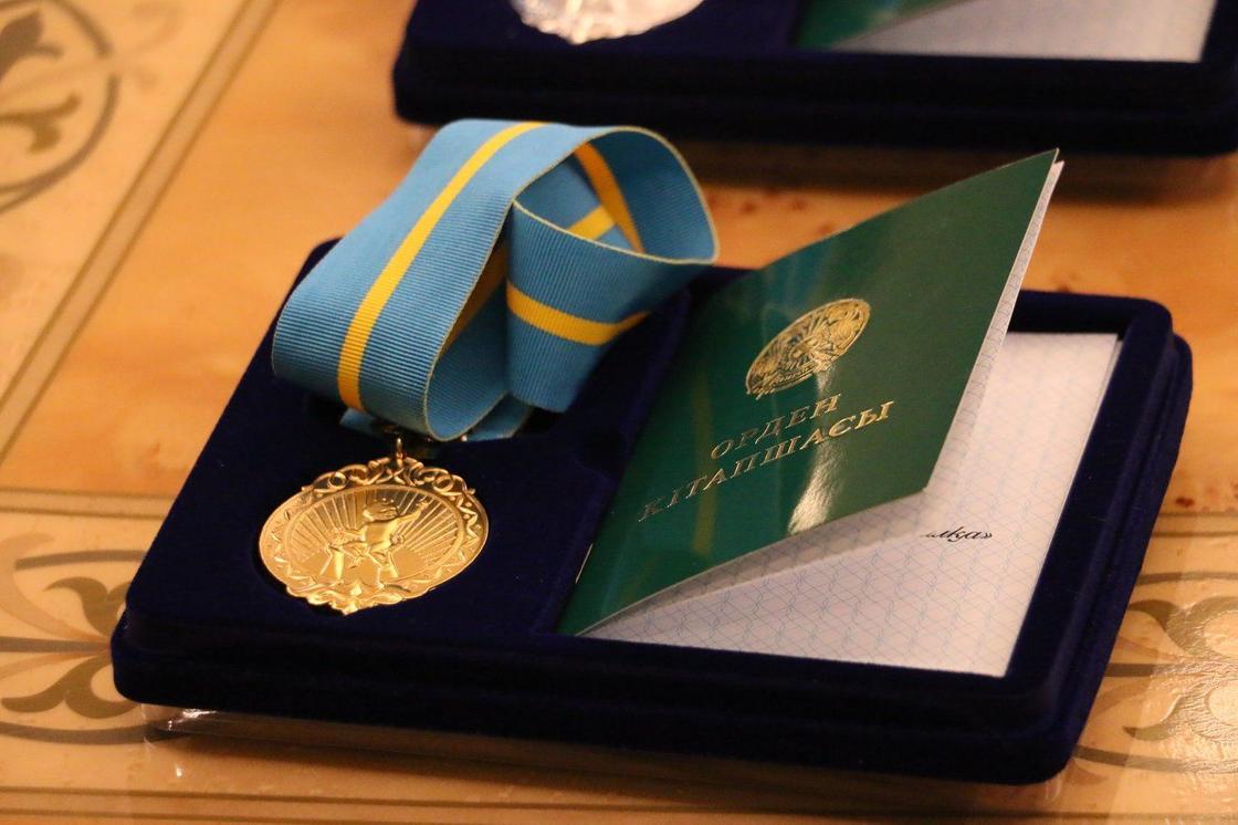 Назарбаев наградил многодетных матерей орденами (фото)