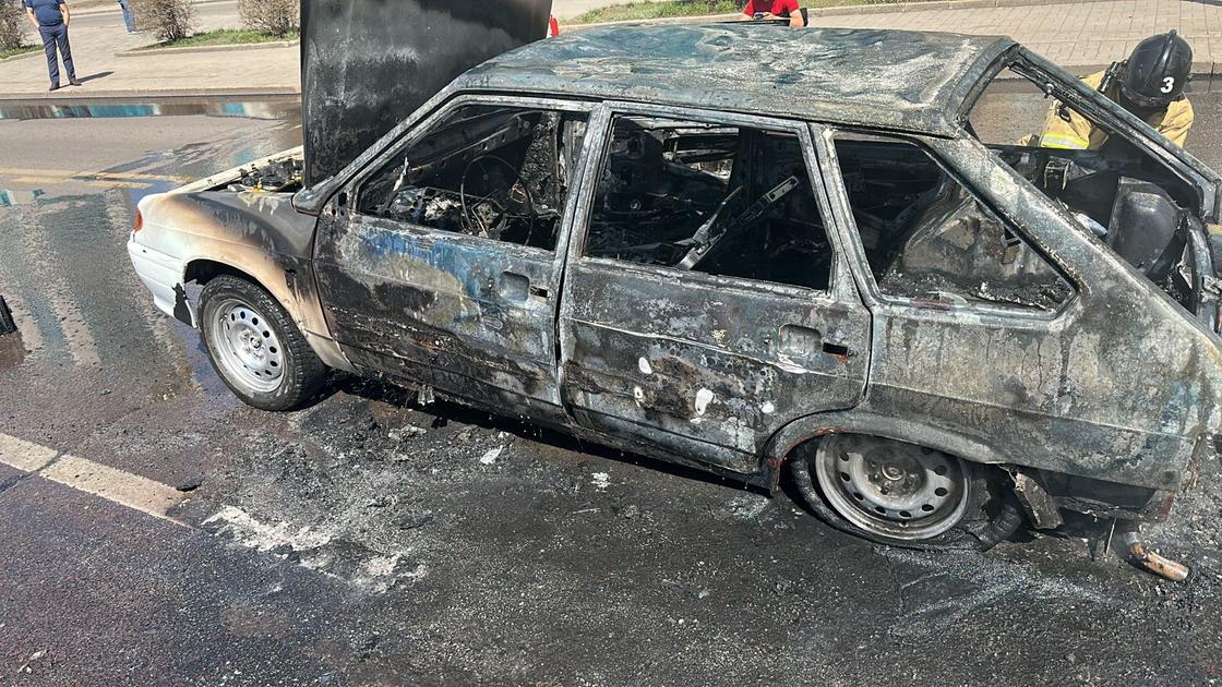 Сгоревший автомобиль на улице в Астане