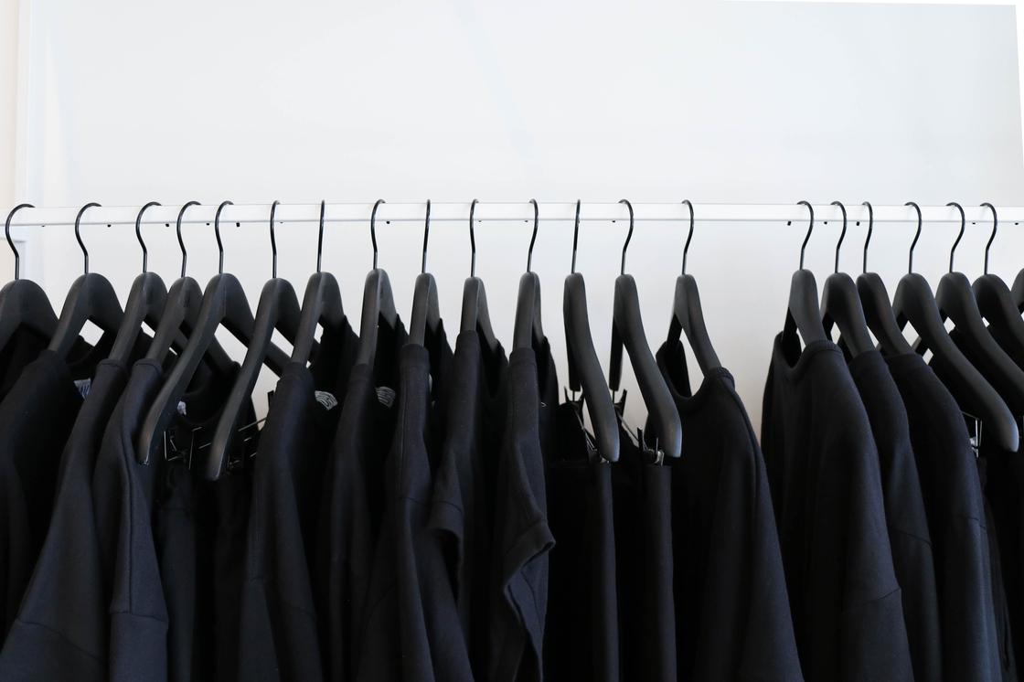 Черная одежда в гардеробе