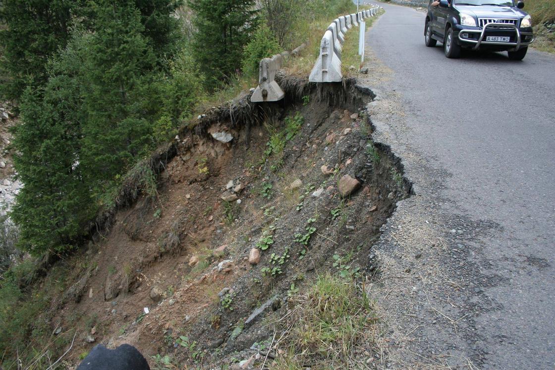 Алматинцы пожаловались на аварийное состояние дороги на БАО