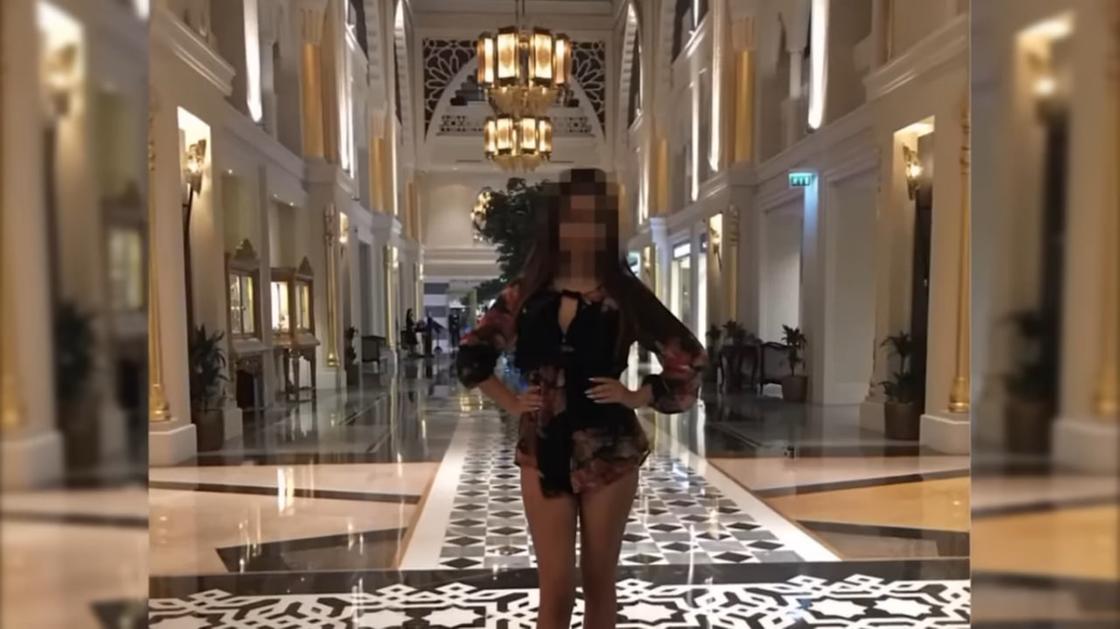 Девушка в платье в холле отеля