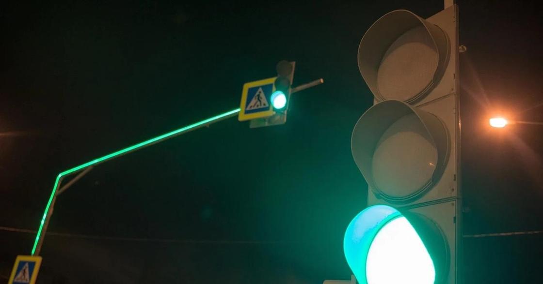 Светофор со светящимися опорами появился в Астане (видео)