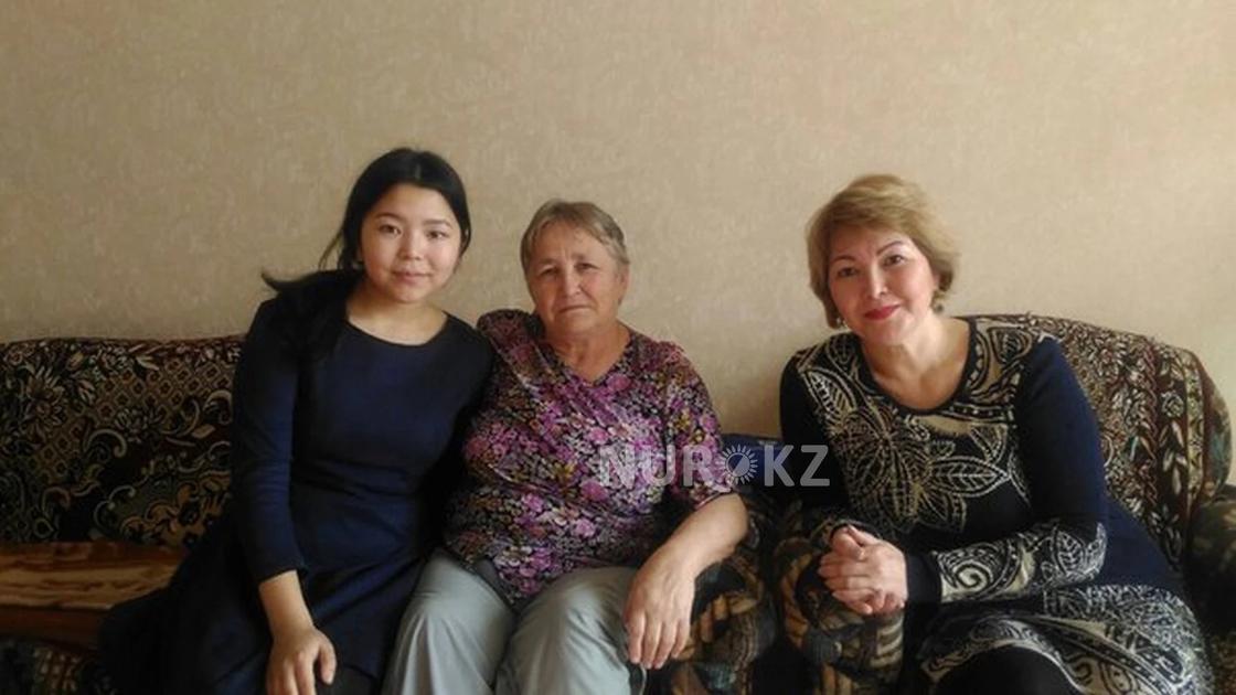 Вита Жакубаева с биологической матерью и дочерью