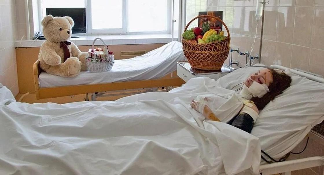 Мать выпавшей из окна МГИМО казахстанки рассказала о состоянии дочери