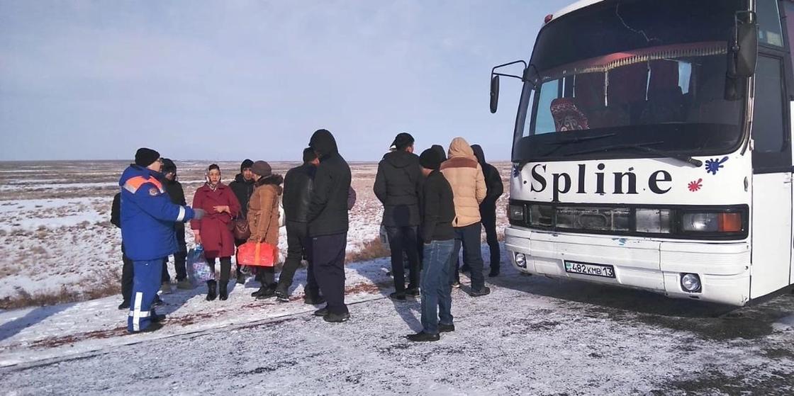 Полсотни замерзших пассажиров спасли из автобуса на трассе Алматы-Екатеринбург