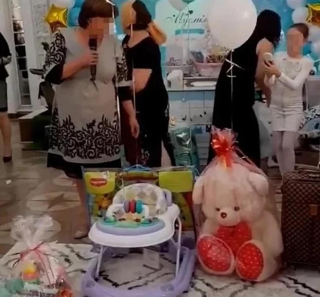 суббота Бесик-той: новорожденной подарили коллекцию одежды в Кызылорде