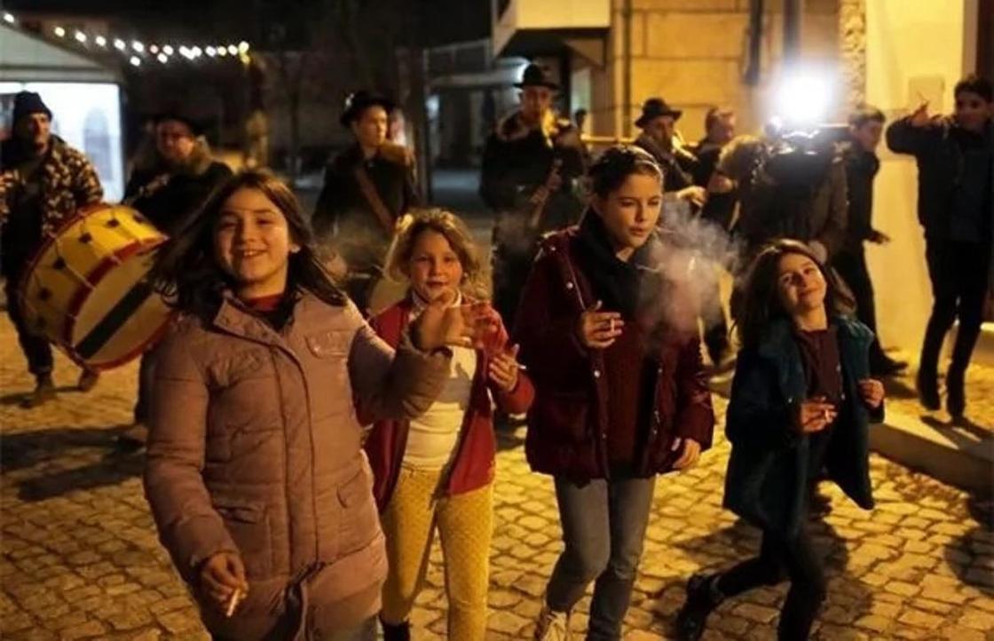 Необычная традиция на праздник Богоявления в Португалии: детям дают закурить