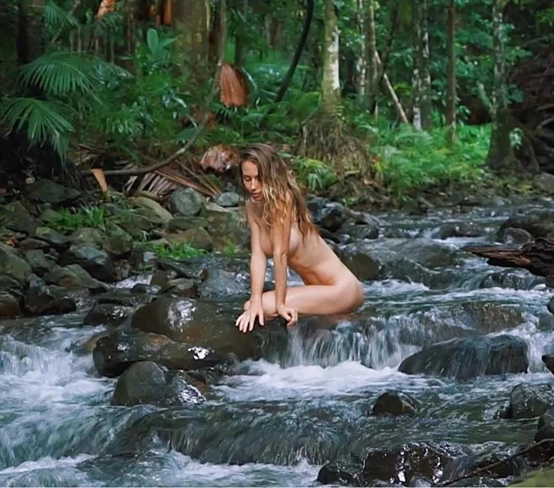Блогер қыз тыр жалаңаш жүру үшін джунглиге көшіп кетті
