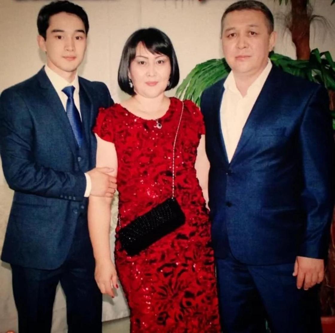 Актер Асылхан Толепов родителями. Фото: tengrinews.kz
