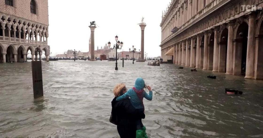 Венецию затопило водой на 75%: в Италии объявлен «красный» уровень опасности (фото, видео)
