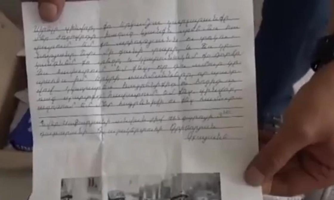 В ящиках и мешках с гуманитарной помощью лежали письма детей солдатам. Скриншот видео Facebook/Deutsche Welle