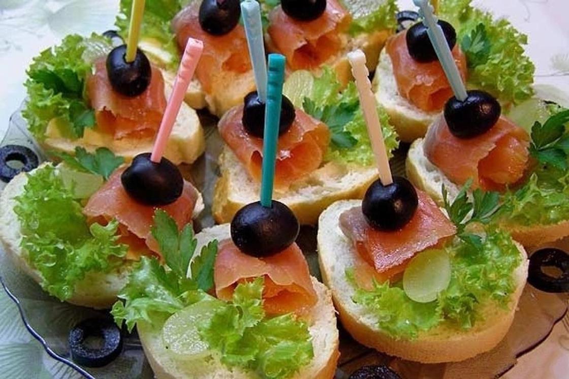 Вкусные бутерброды на праздничный стол: рецепты Вкусные бутерброды на праздничный стол: рецепты