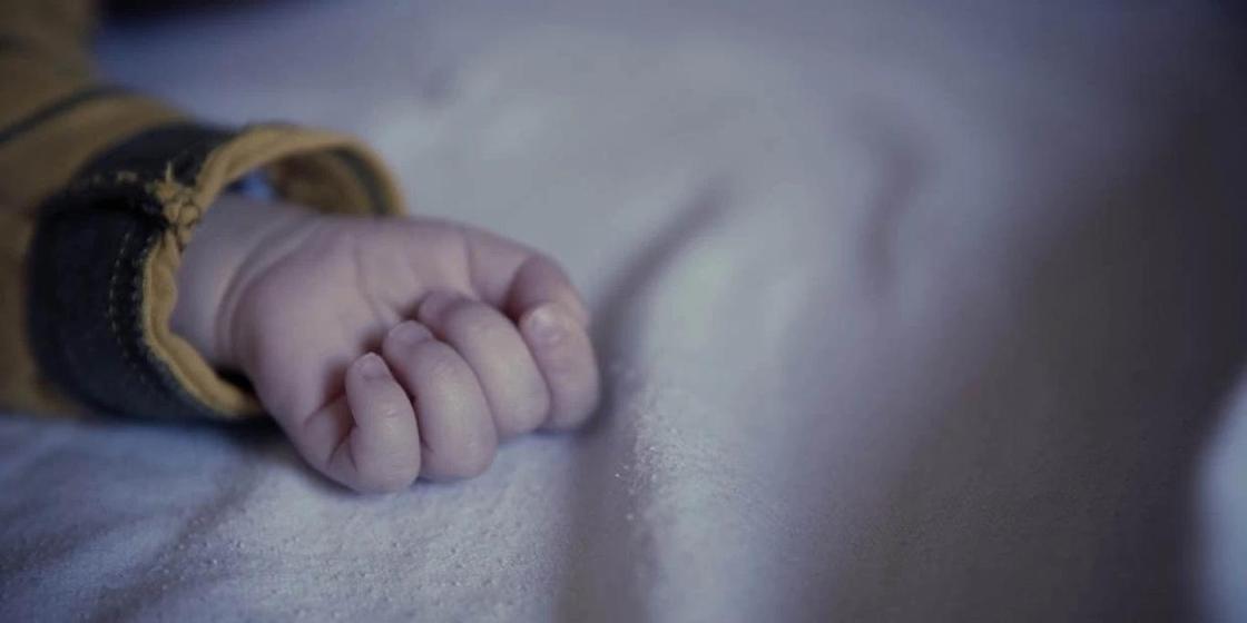 Молодая женщина выбросила новорожденного ребенка в Акмолинской области