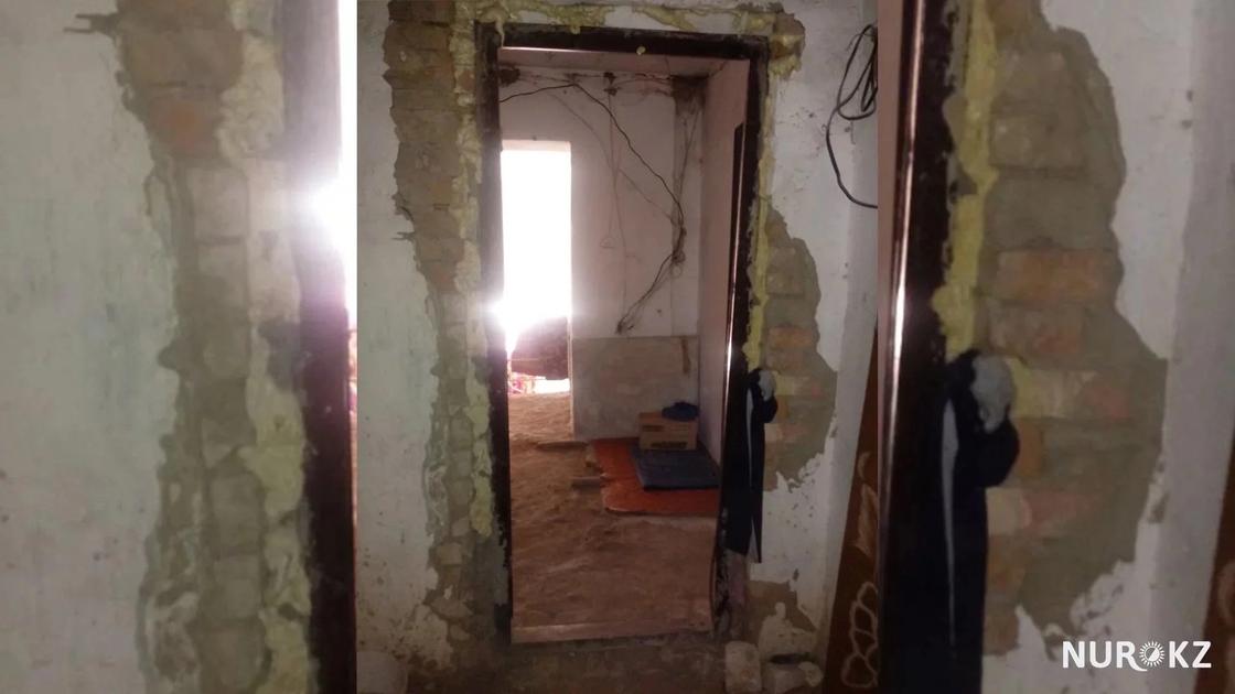 Жители многоквартирного дома в Кызылорде построили 50 туалетов во дворе (фото)