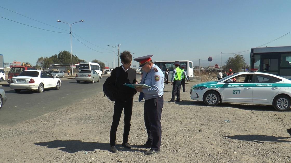 Более 50 пешеходов-нарушителей остановили за полтора часа полицейские Алматы (фото) Более 50 пешеходов-нарушителей остановили за полтора часа полицейские Алматы (фото)