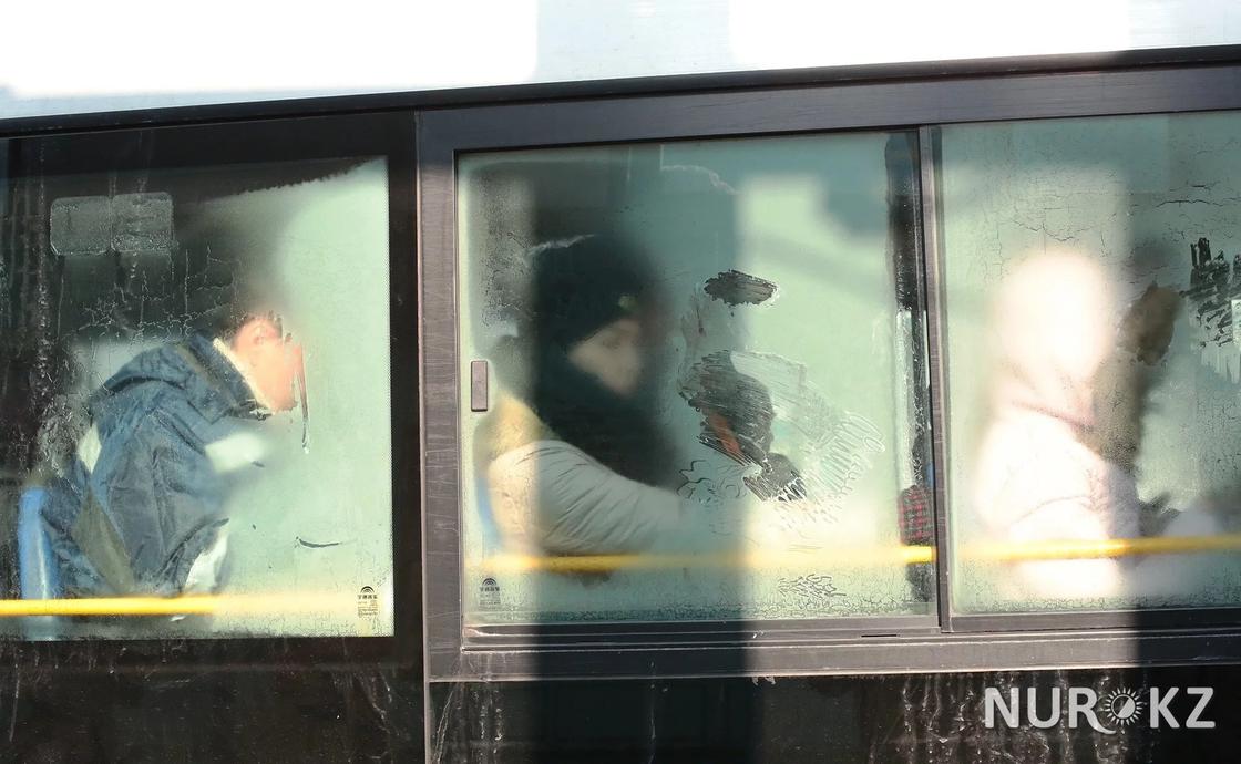 Замерзшие двери и мороженное в -16: как алматинцы переживают морозы