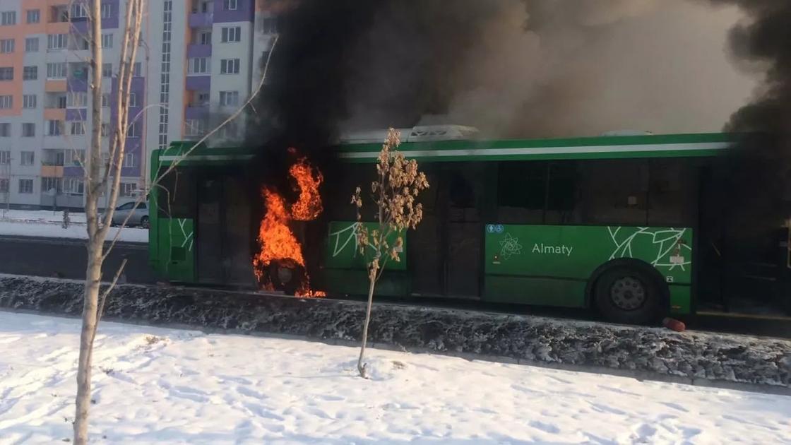 Автобус загорелся в Алматы (фото)