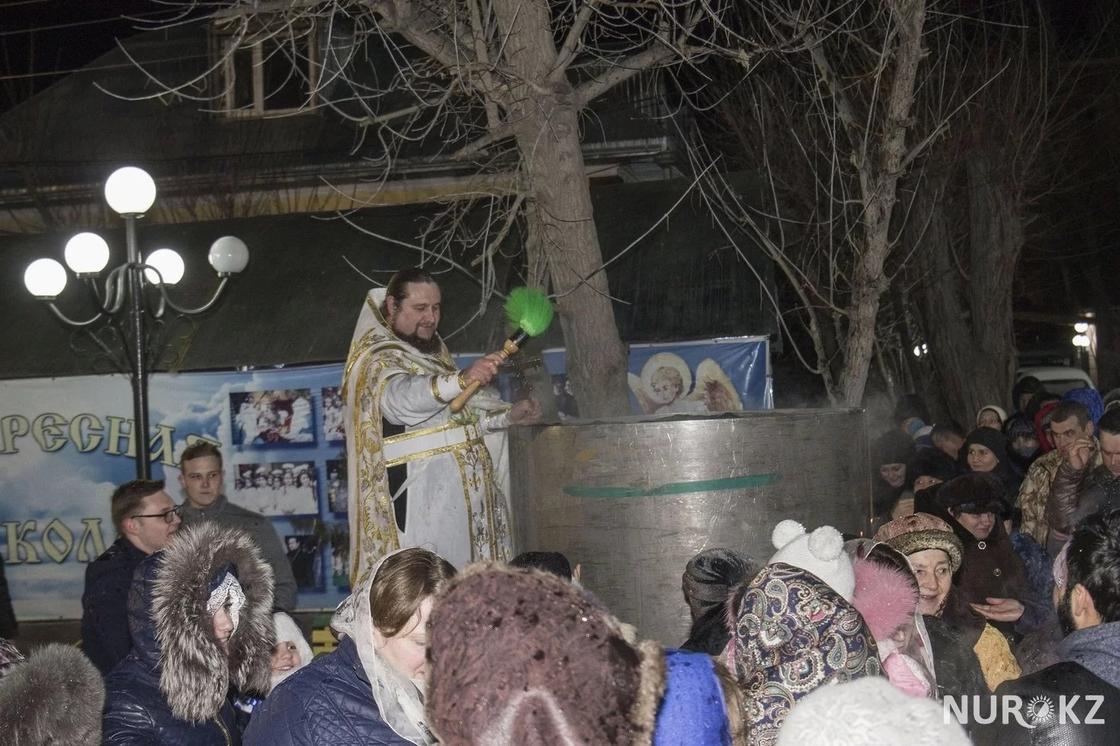 Алматинцы искупались в купели женского монастыря на Крещение
