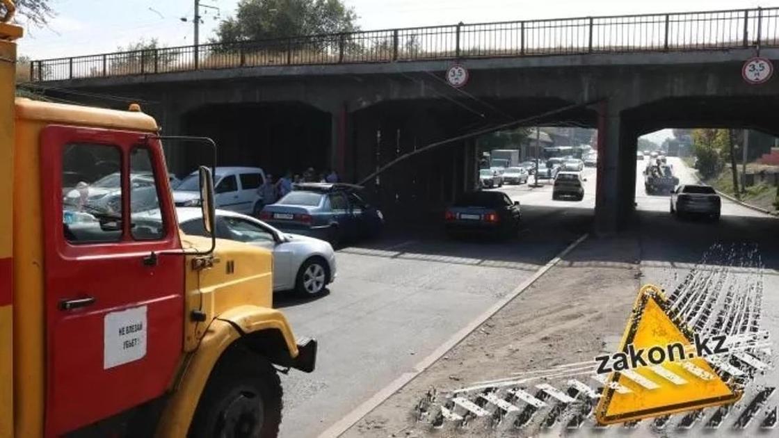 Грузовик оборвал троллейбусные линии в Алматы: на дороге образовалась пробка