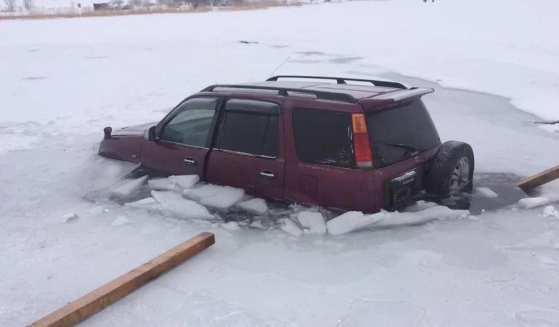 Авто провалилось под лед на Капчагайском водохранилище (фото)