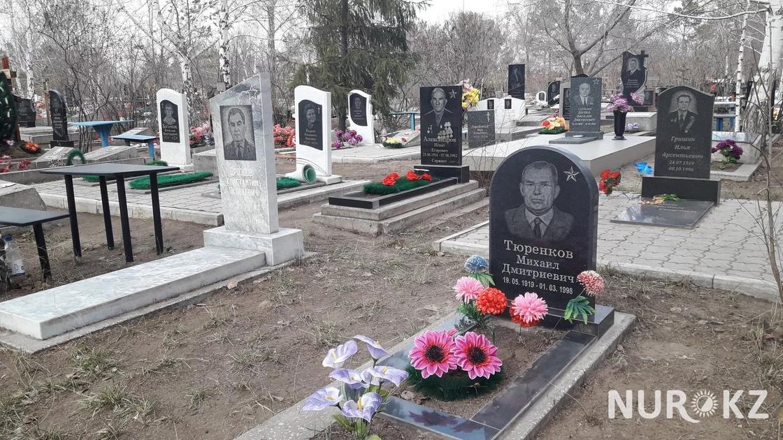 Павлодарцы накрывают столы на кладбище как в элитном ресторане