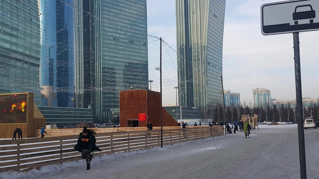 Наурызға дейін тұра ма?: Астанада қаланың қақ ортасынан әлі күнге дейін алынбаған шырша тұрғындардың күлкісін келтірді