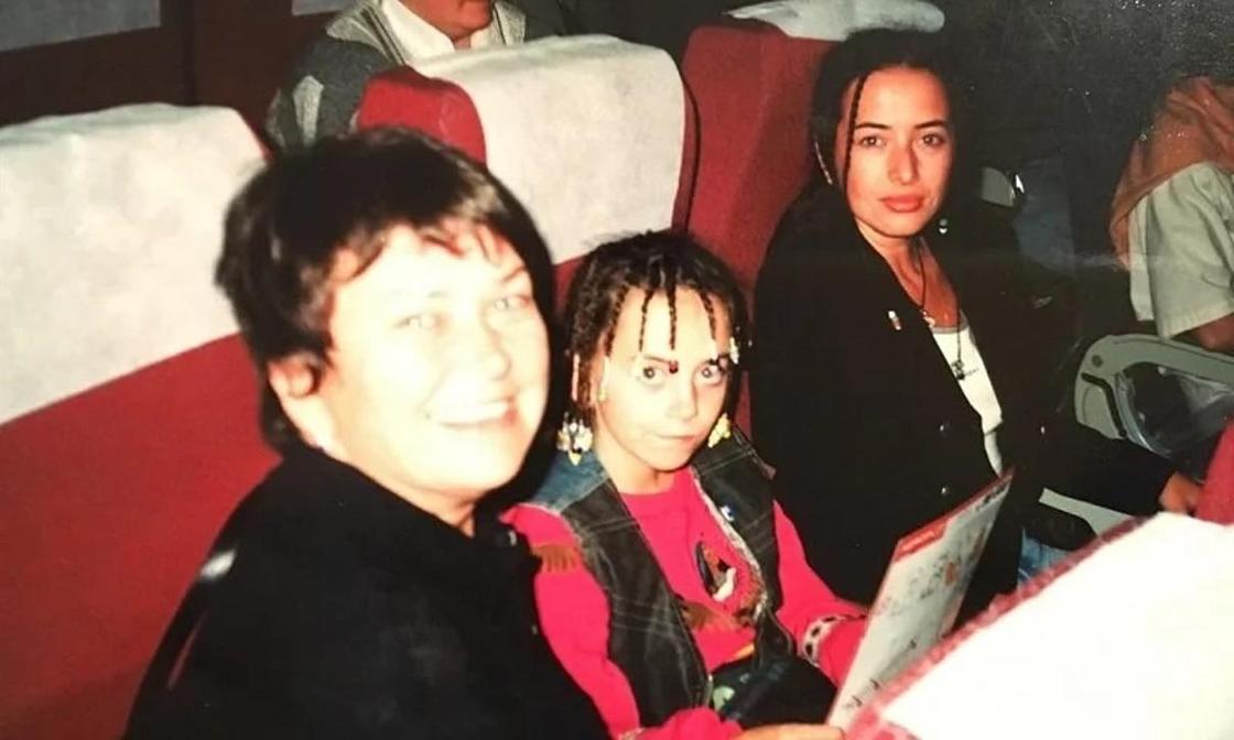 Снимки с Жанной Фриске из 90-х опубликовала ее сестра