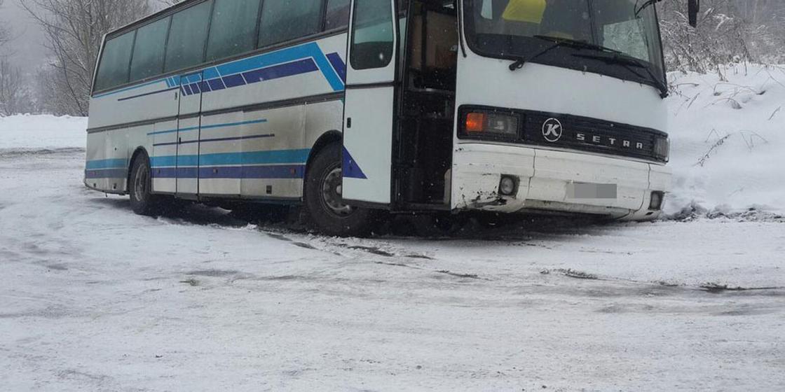Рейсовый автобус столкнулся с легковушкой в Караганде: трое погибли, трое пострадали