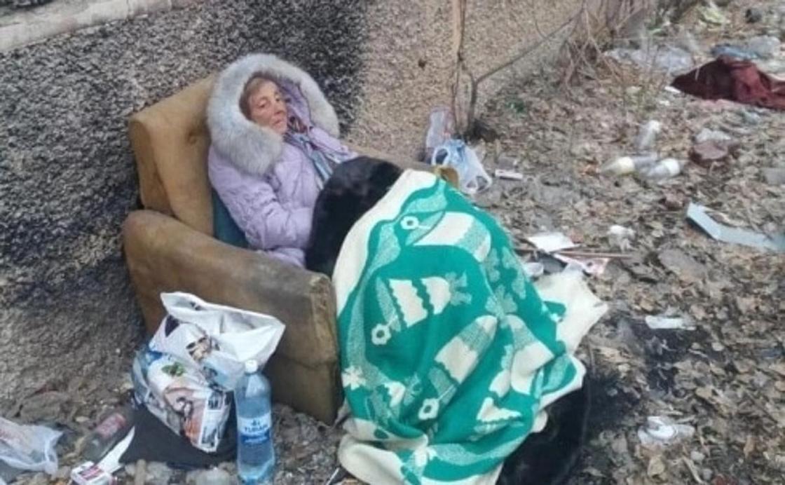 Женщина-инвалид третьи сутки сидит в кресле на улице в Карагандинской области (фото)